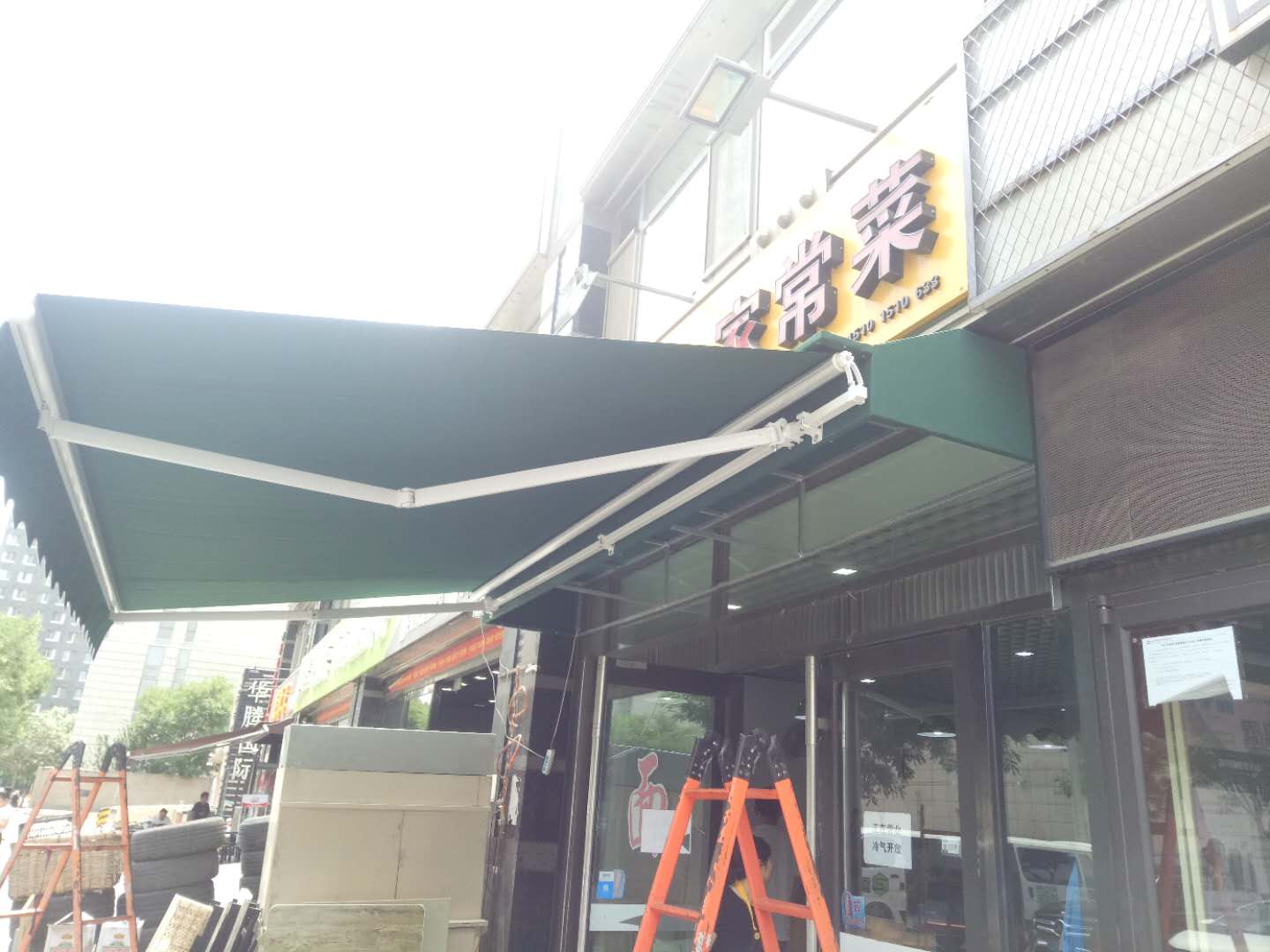 南三环山西面馆曲臂遮阳棚